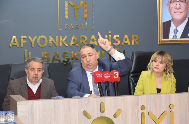 İYİ parti Afyonkarahisar il başkanı Muhammet Mısırlıoğlu, haftalık basın toplantısında gündemdeki konuları değerlendirdi.