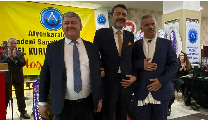 Afyonkarahisar Madeni Sanatkârlar Esnaf Odası'nın üç başkan adayı ve listelerinin yarışacağı seçim başladı.