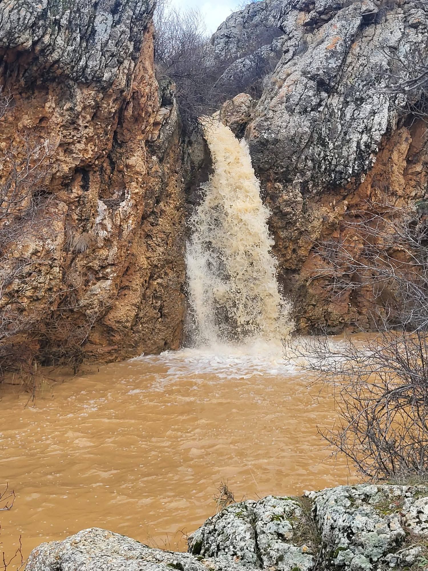 Dinar'da 7 yıldır akmayan şelale akmaya başladı