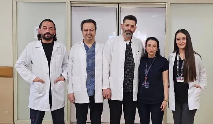(AFSÜ) Hastanesi Kalp ve Damar Cerrahisi Kliniği,  başarılı operasyonlarla şehirde ve bölgede öne çıkan bir sağlık merkezi olmayı sürdürüyor.