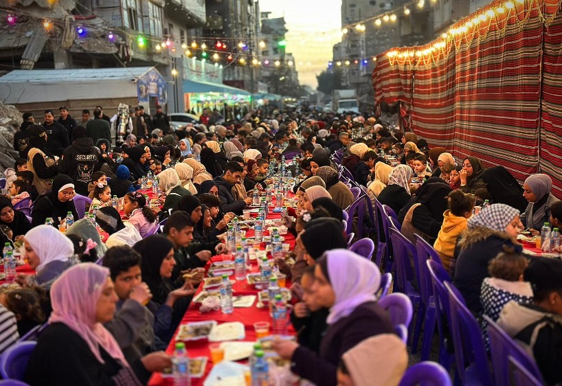 Türk Kızılay Gazze’de Ramazan’ın İlk İftar Sofrasını Kurdu