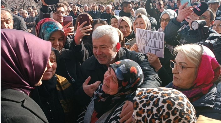 Devlet Ana Yiğitbaşı, İsmet Özel'in Şiiriyle Veda Etti