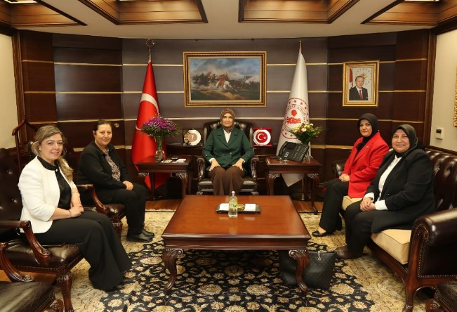 Afyon Muhtarları Dayanışma Derneği Kadın Muhtarları  İç işleri Bakanı Yardımcısı Doç Dr. Kübra Güran Yiğitbaşı'nı Makamında ziyaret ettiler.