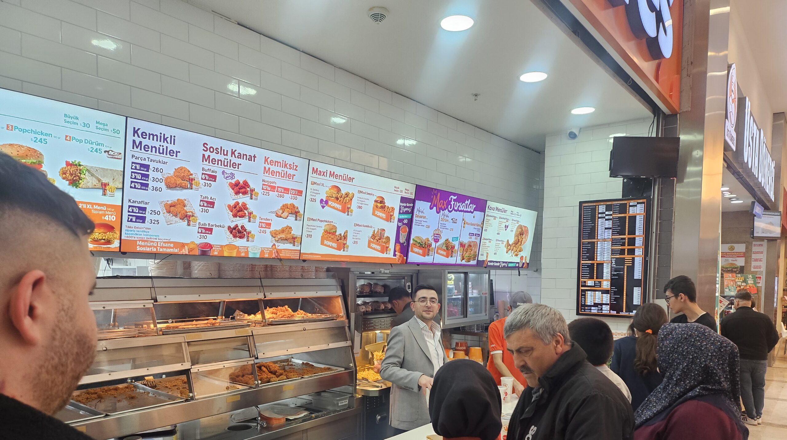 Bayramın İlk Gününde AVM’lerde Yoğunluk