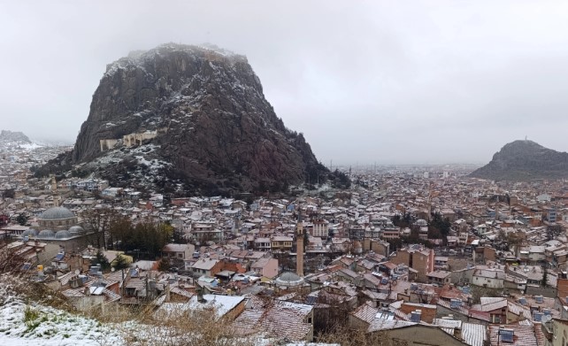 Afyon’da Bahar Bir Gecede Kışa Döndü: Kent Sabah Beyaza Uyandı