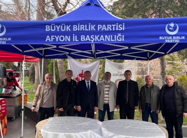 Büyük Birlik Partisi Muhsin başkan için lokma dağıttı.