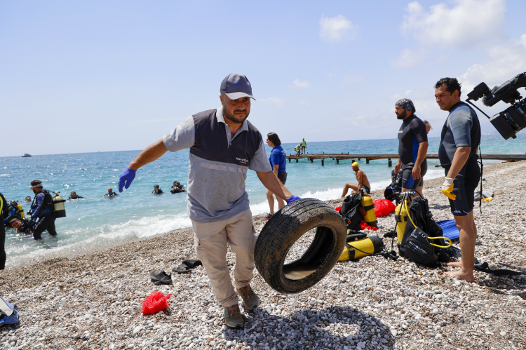 Antalya’da denizden 20 ton atık çıkarıldı