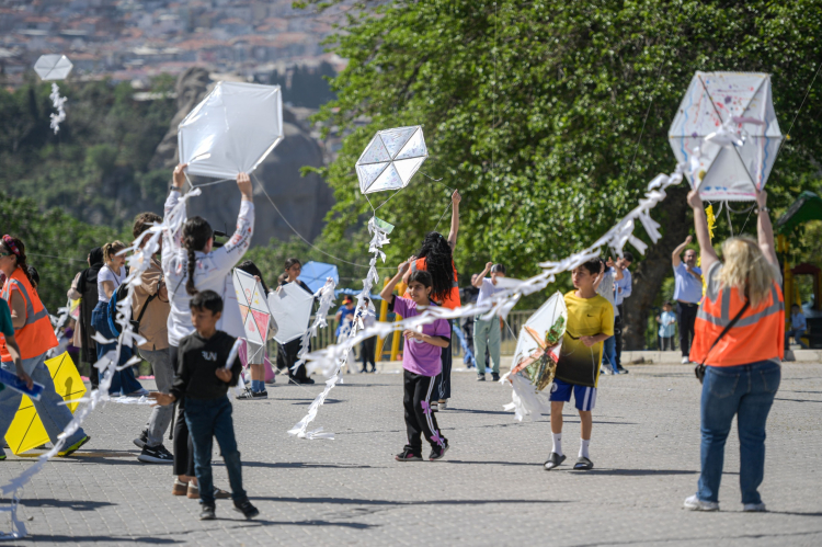 İzmir Kadifekale semaları renklendi