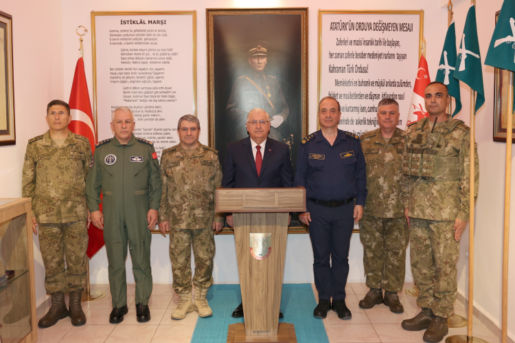 Bakan Güler bayramı Mehmetçiklerle hudut hattında karşıladı