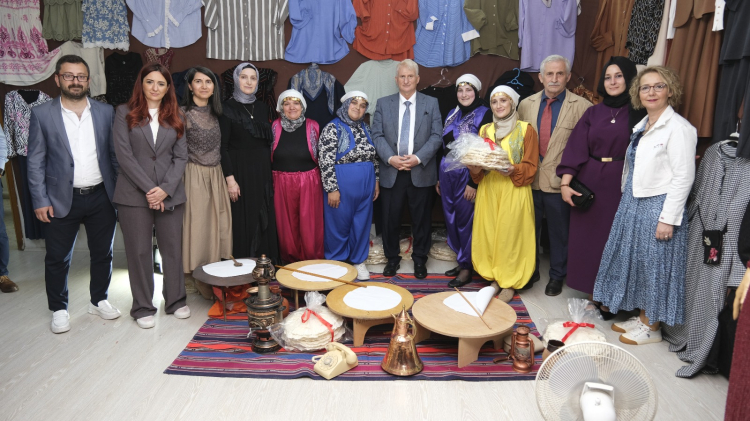 Alikahyalıların el emeği ürünleri İZMEK'le görücüye çıktı