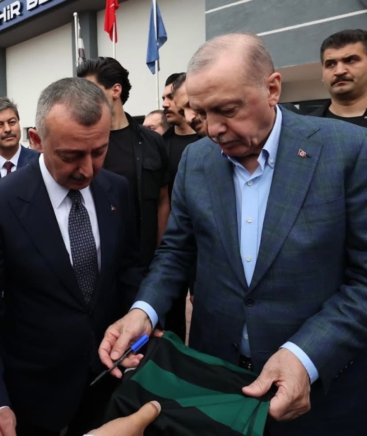 Cumhurbaşkanı Erdoğan Kocaelispor Müzesi için forma imzaladı