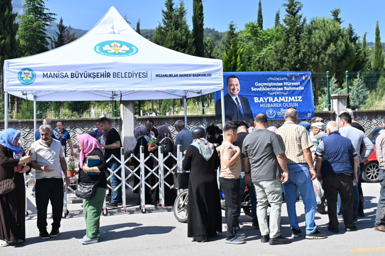 Manisa Büyükşehir mezarlıkları çiçeklendirdi