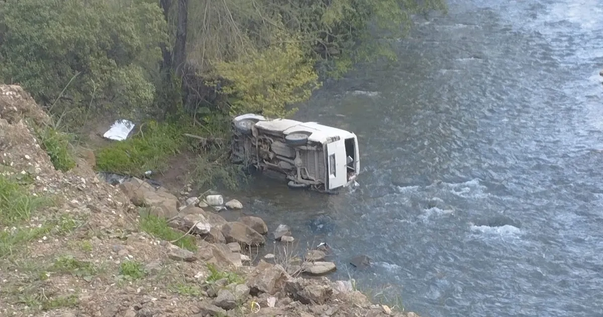 Düzce’de ticari minibüs şarampole devrildi: 1 ölü