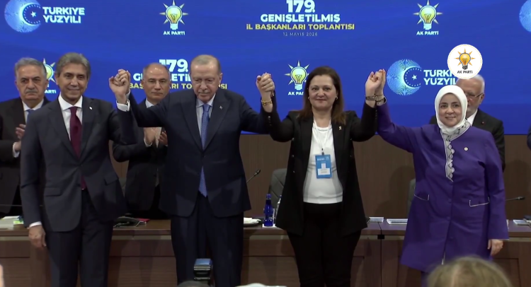 CHP'li iki belediyeden AK Parti'ye katılım… Rozetlerini Erdoğan taktı