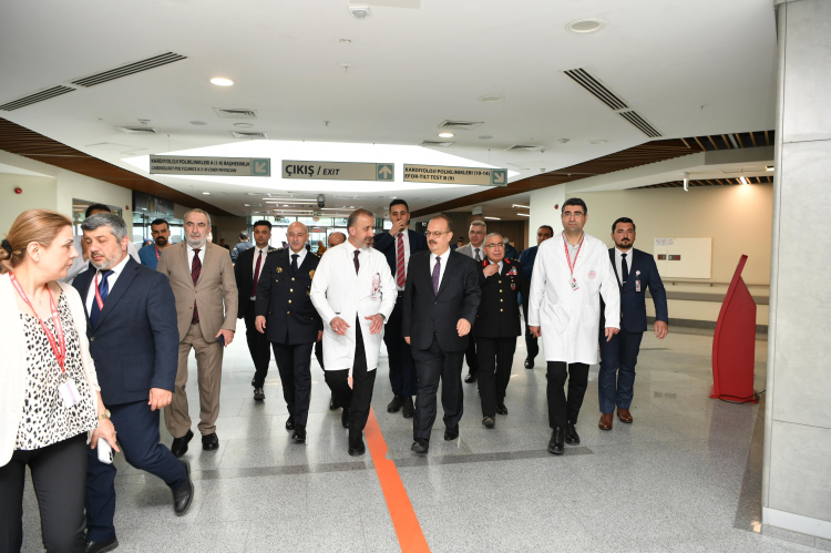 Ankara'da Vali Canbolat’tan bayramda hastane ziyareti