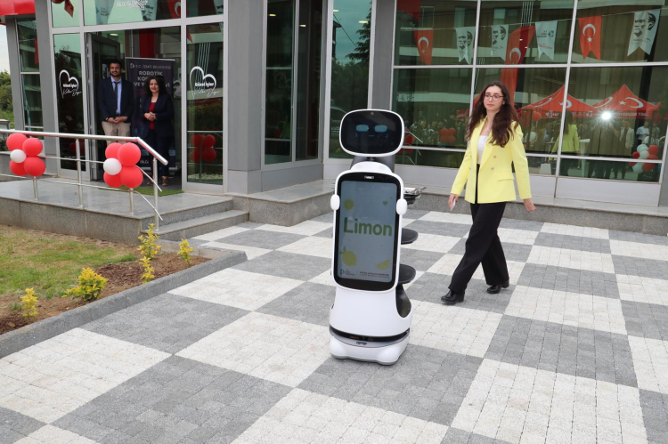 İzmit’te Robotik Kodlama ve Yazılım Evi açıldı