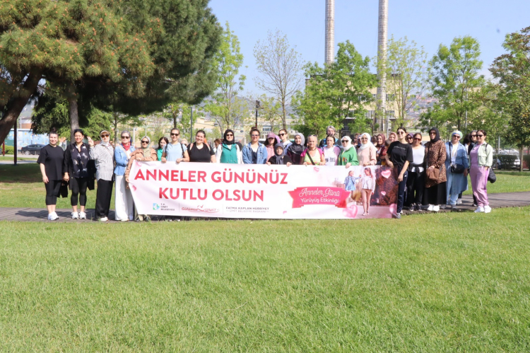 İzmit'ten sağlıklı yaşam yürüyüşünde annelere anlamlı jest