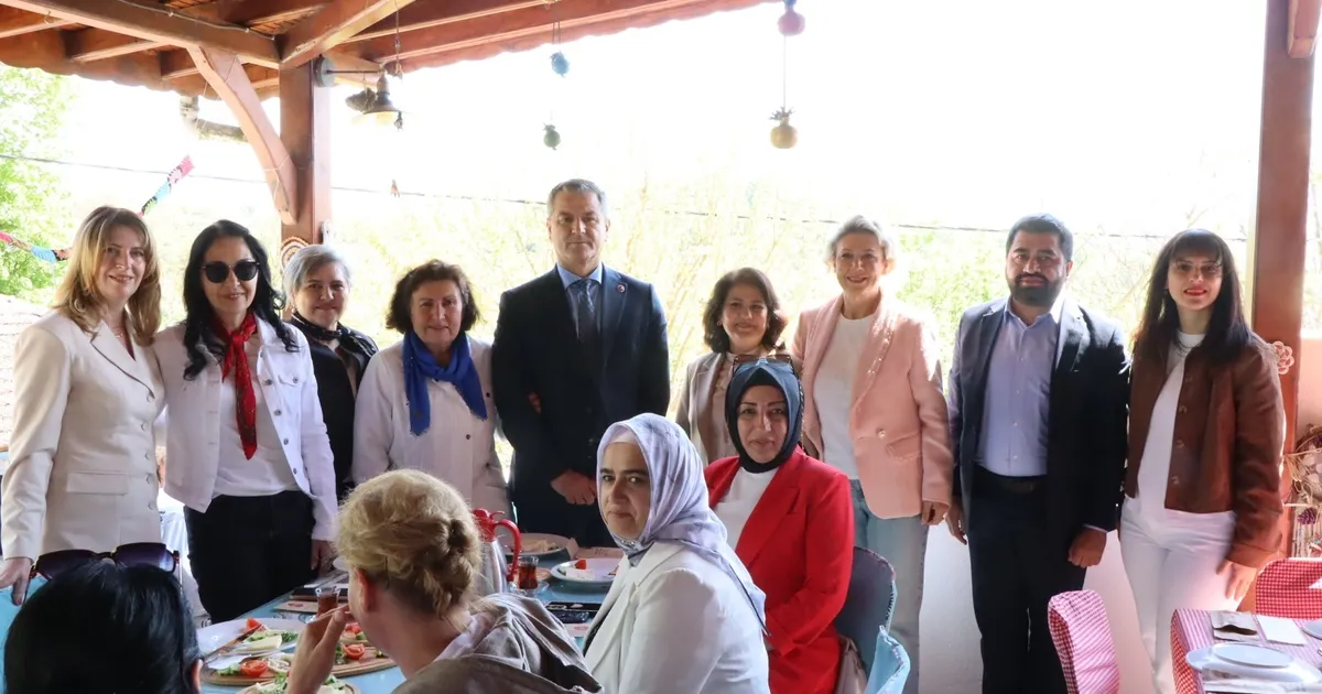 Kocaeli İzmit’te kadın muhtarlara Anneler Günü kahvaltısı