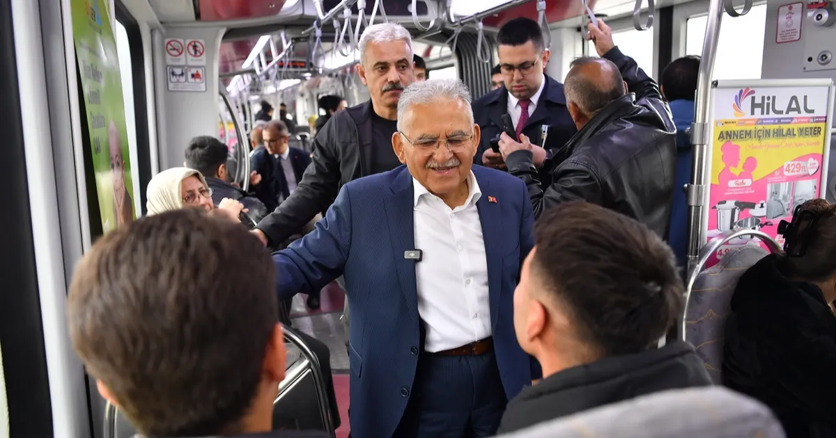 Memduh Büyükkılıç’tan tramvay yolculuğu – İGF HABER