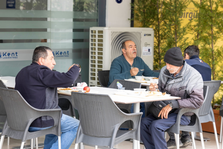25 liralık menü vatandaşa nefes oluyor… İzmir'in lokantaları dar gelirliyi rahatlattı