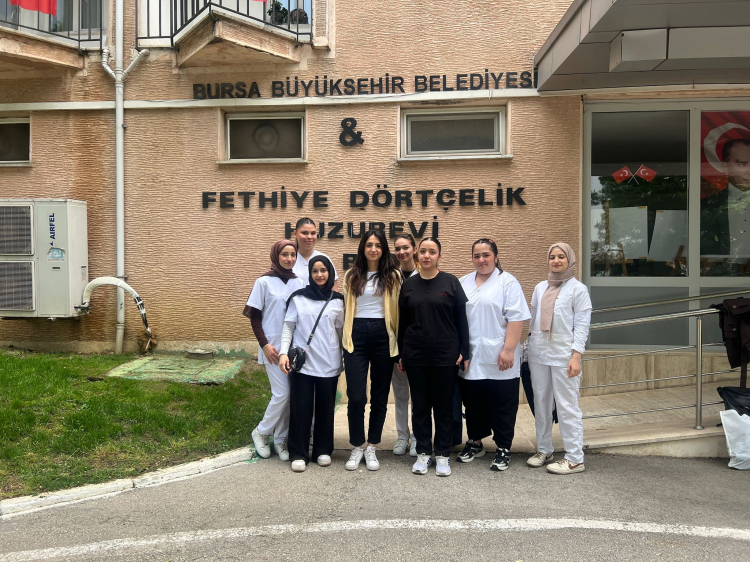Bursa'da meslek lisesi öğrencilerinde huzurevinde anlamlı dokunuş