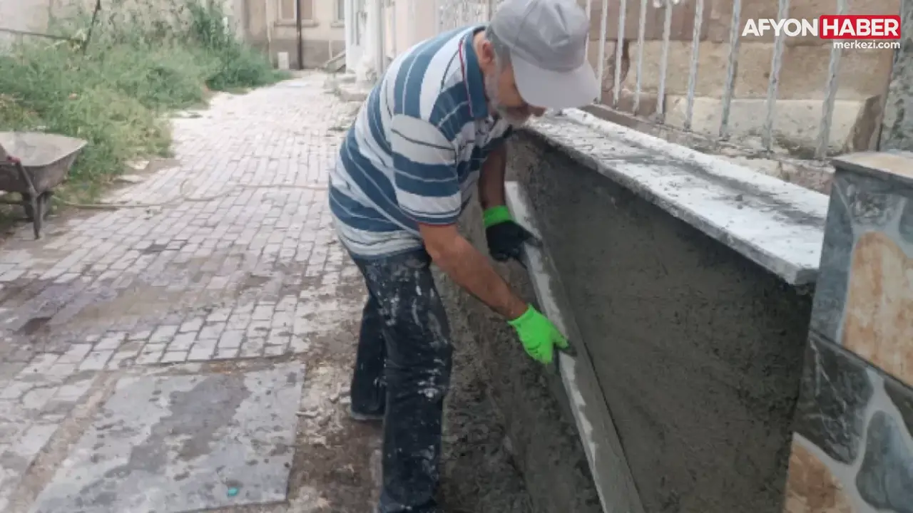 Afyonkarahisar’da Görev Yapan İmam Hatip Cübbeyi Çıkarıp Şadırvanı Kendi Ellerinizle Sıvadı