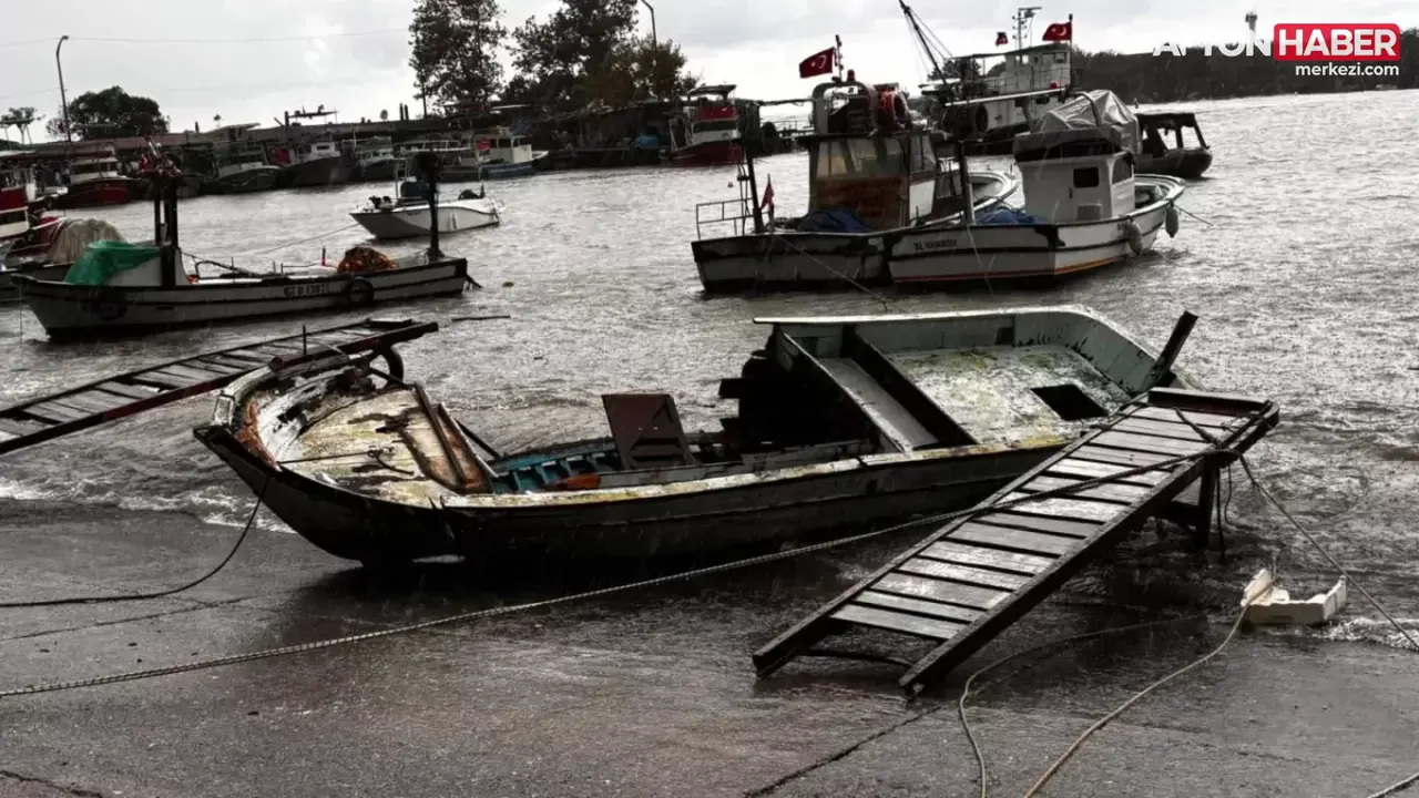 Düzce Akçakoca’da fırtına 14 tekneye zarar verdi