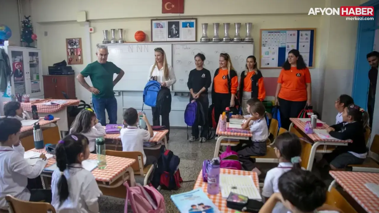 İzmir Güzelbahçe’de öğrencilere kırtasiye desteği