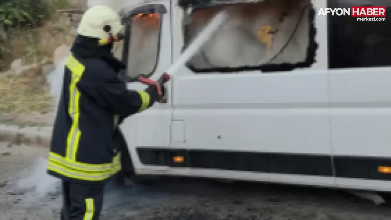 Afyonkarahisar Gazlıgöl Caddesi’nde Seyir Halindeki Otomobil Alev Aldı Panik Yaşandı