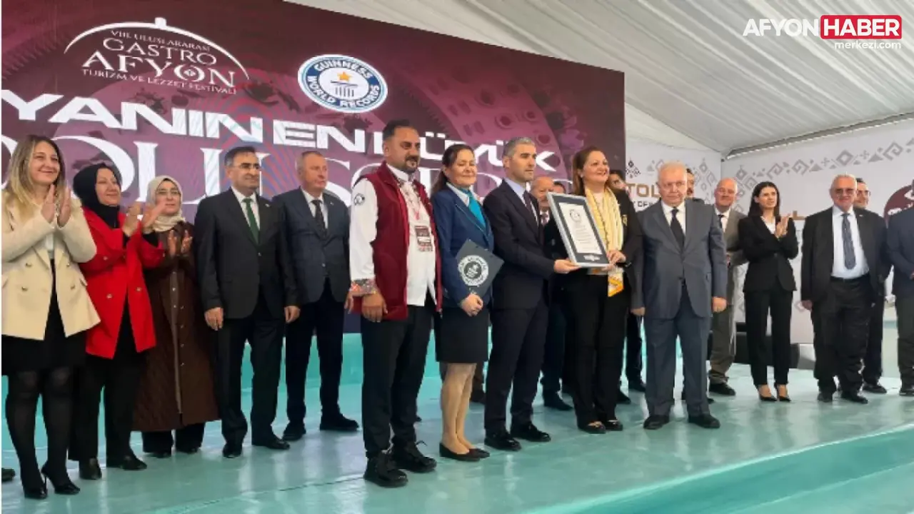 Gastronomi Şehri Afyonkarahisar’da Tarihi Rekor: 247 Metrelik Sofrada 963 Yöresel Lezzet Buluştu